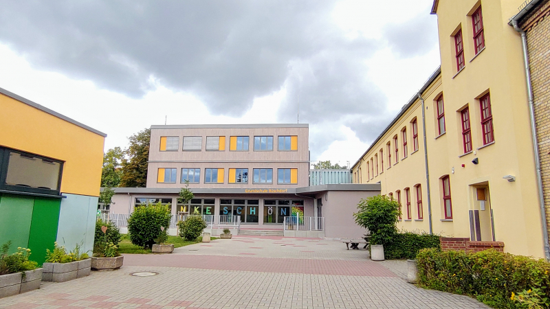 schulhof_vorn.jpg